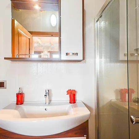 Sleeps 6 Pool Air Con Wifi Kayakoy